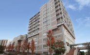 地方独立行政法人 神戸市民病院機構 神戸市立西神戸医療センター 外壁改修に石調多彩模様塗料のグラニクイーンクールが採用