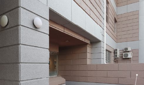 地方独立行政法人 神戸市民病院機構 神戸市立西神戸医療センター 外壁改修に石調多彩模様塗料のグラニクイーンクールが採用