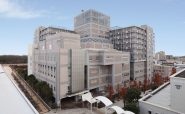 地方独立行政法人 神戸市民病院機構 神戸市立西神戸医療センター 外壁改修に石調多彩模様塗料のグラニクイーンクールが採用