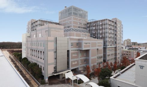 地方独立行政法人 神戸市民病院機構 神戸市立西神戸医療センター 外壁改修に石調多彩模様塗料のグラニクイーンクールが採用