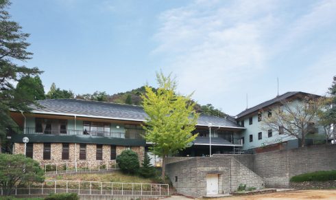 神戸市立自然の家 ホステル（摩耶施設）｜ファインFR-MAT工法木目調仕上げによる軒天の改修事例