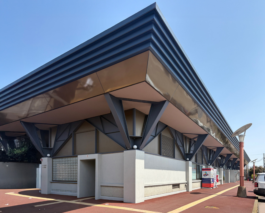 道の駅まるごと射水 物産館 セラミRC-FR工法による打ち放しコンクリートの改修事例