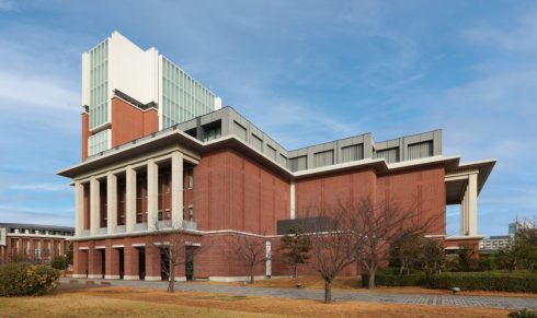 神戸学院大学ポートアイランド第1キャンパスA号館 セラミRC-FR工法による打ち放しコンクリートの改修事例